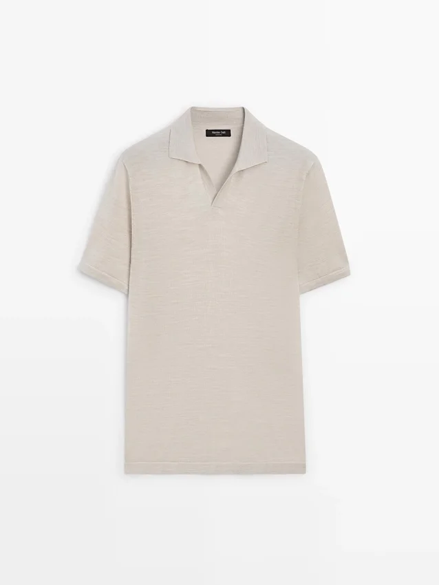 Gestricktes Poloshirt mit V-Ausschnitt Gestricktes Poloshirt mit V-Ausschnitt