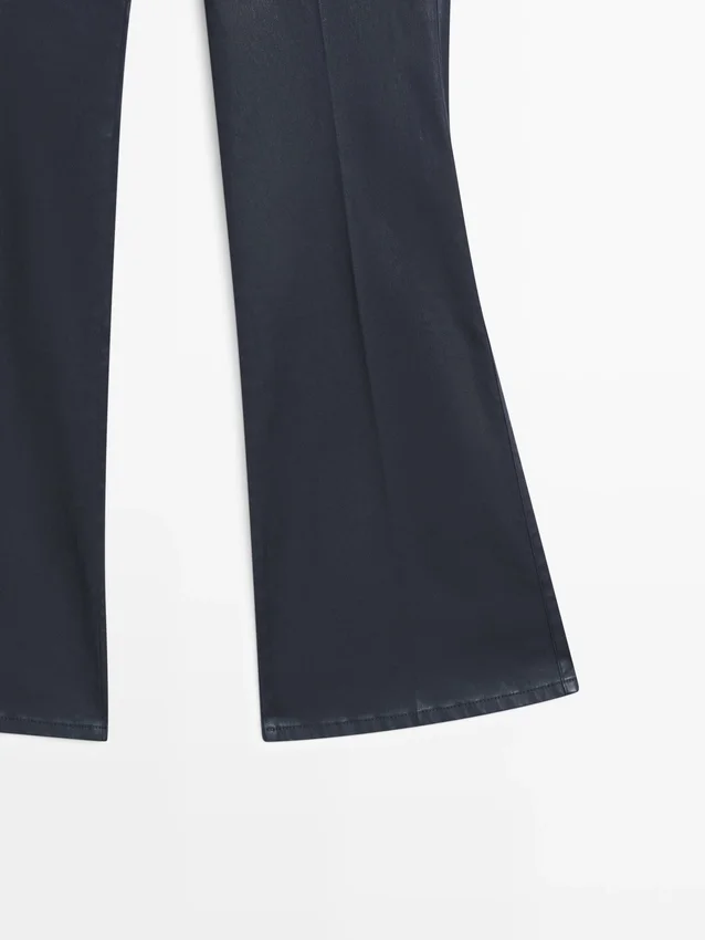 Gewachste Hose mit ausgestelltem Schnitt Gewachste Hose mit ausgestelltem Schnitt