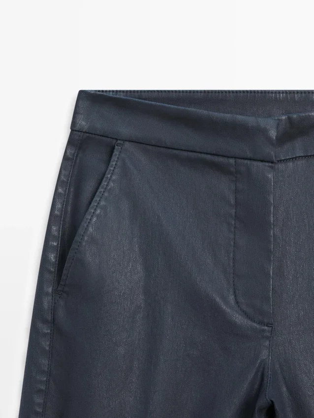 Gewachste Hose mit ausgestelltem Schnitt Gewachste Hose mit ausgestelltem Schnitt
