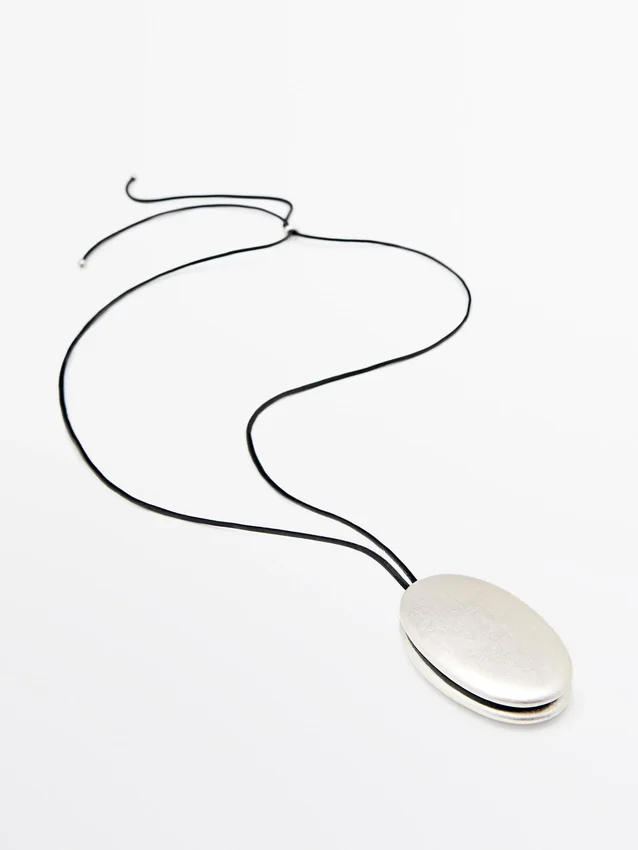 Halskette aus Lederkordel mit Metallteil Halskette aus Lederkordel mit Metallteil