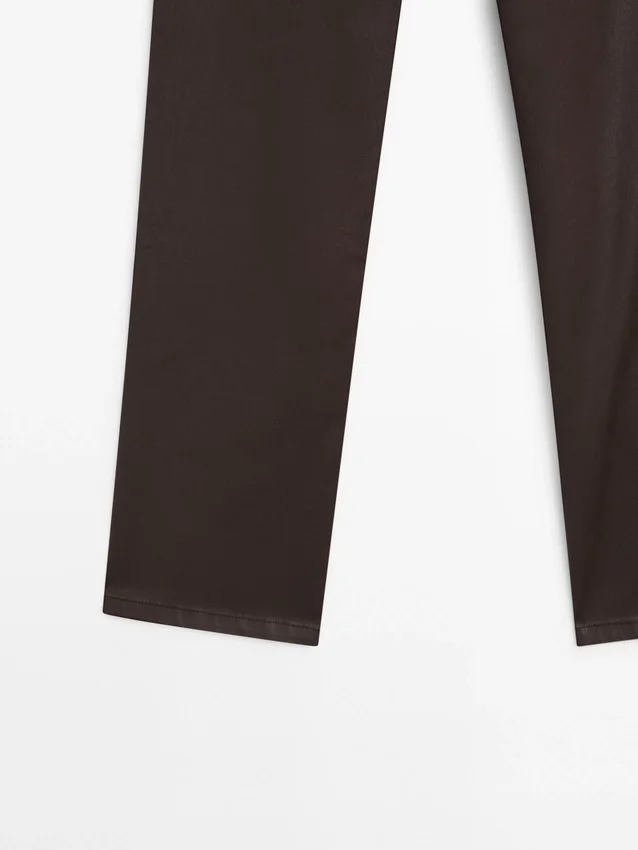 Hoch taillierte, gerade geschnittene, gewachste Hose Hoch taillierte, gerade geschnittene, gewachste Hose