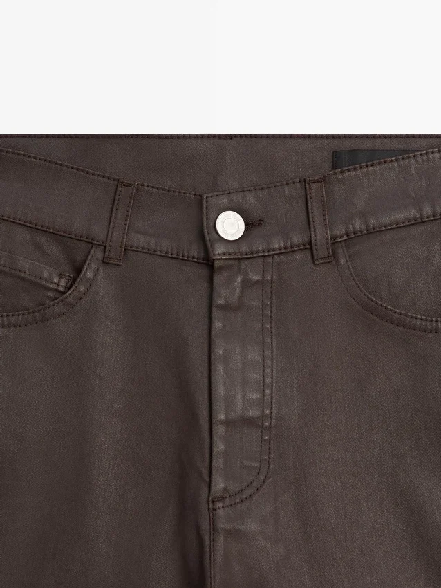 Hoch taillierte, gerade geschnittene, gewachste Hose Hoch taillierte, gerade geschnittene, gewachste Hose