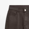 Hoch taillierte, gerade geschnittene, gewachste Hose Hoch taillierte, gerade geschnittene, gewachste Hose