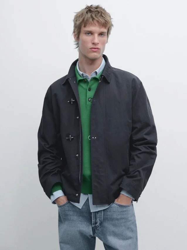 Jacke aus Baumwollmischgewebe mit Knebelverschluss Jacke aus Baumwollmischgewebe mit Knebelverschluss