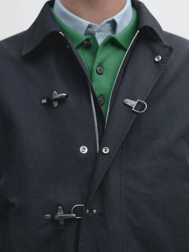 Jacke aus Baumwollmischgewebe mit Knebelverschluss Jacke aus Baumwollmischgewebe mit Knebelverschluss