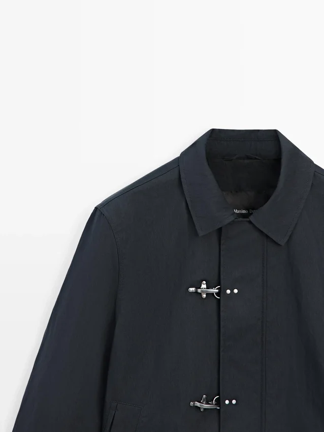 Jacke aus Baumwollmischgewebe mit Knebelverschluss Jacke aus Baumwollmischgewebe mit Knebelverschluss
