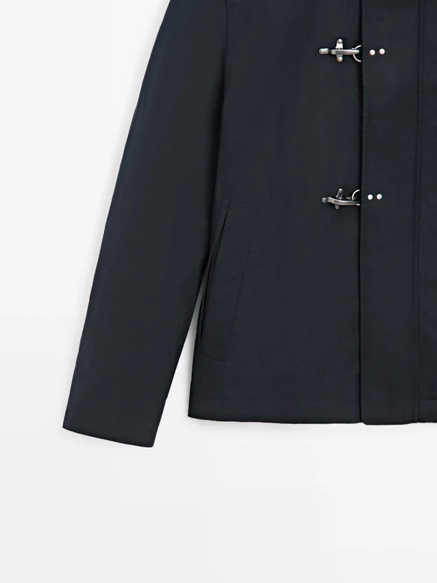 Jacke aus Baumwollmischgewebe mit Knebelverschluss Jacke aus Baumwollmischgewebe mit Knebelverschluss