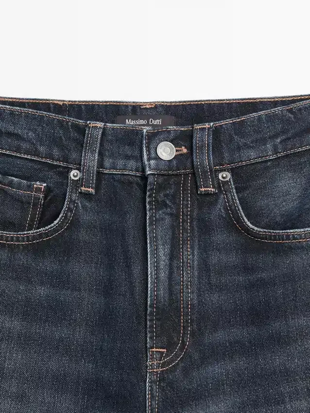 Jeans mit hoher Taille und weitem Bein Jeans mit hoher Taille und weitem Bein