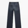 Jeans mit hoher Taille und weitem Bein Jeans mit hoher Taille und weitem Bein