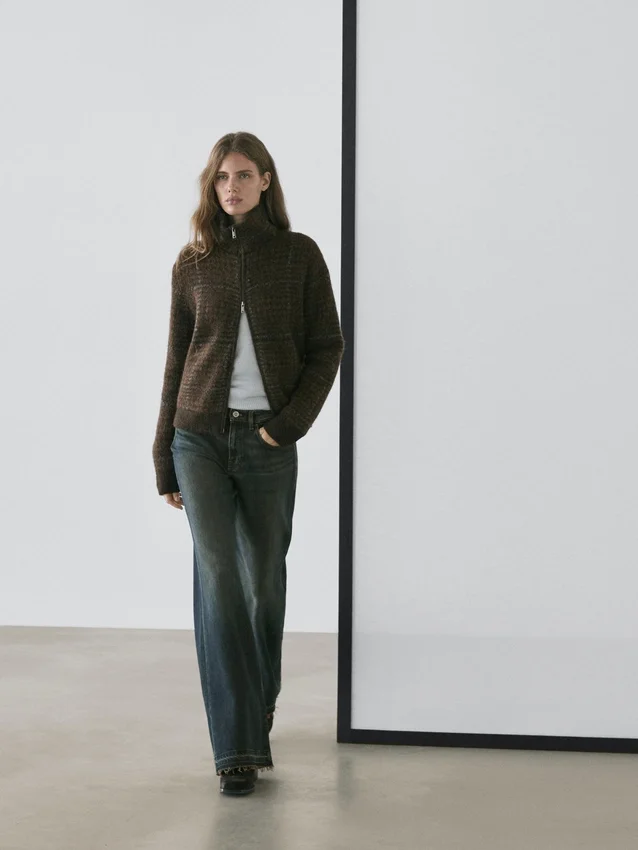 Jeans mit mittlerer Leibhöhe und Schlag Jeans mit mittlerer Leibhöhe und Schlag