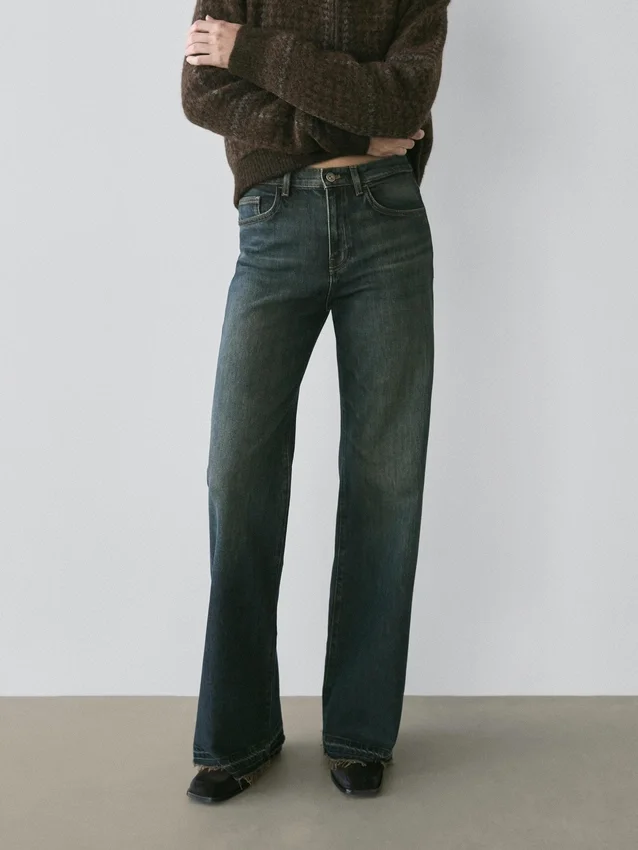 Jeans mit mittlerer Leibhöhe und Schlag Jeans mit mittlerer Leibhöhe und Schlag