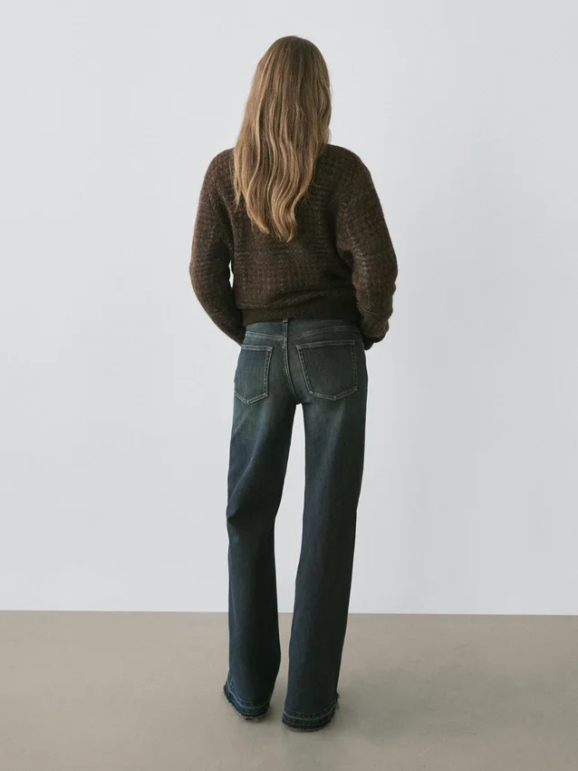 Jeans mit mittlerer Leibhöhe und Schlag Jeans mit mittlerer Leibhöhe und Schlag