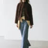 Jeans mit mittlerer Leibhöhe und Schlag Jeans mit mittlerer Leibhöhe und Schlag