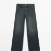 Jeans mit mittlerer Leibhöhe und Schlag Jeans mit mittlerer Leibhöhe und Schlag
