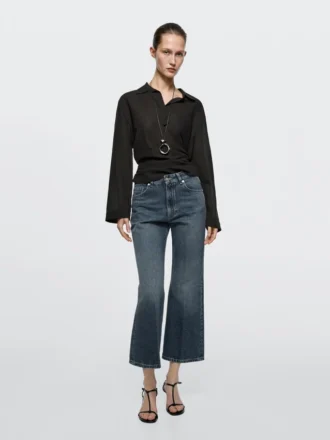 Jeans mit mittlerer Leibhöhe, verkürztem Schnitt und ausgestelltem Bein