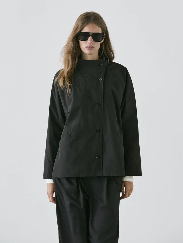 Kurzer, wattierter Parka mit Kragen Kurzer, wattierter Parka mit Kragen