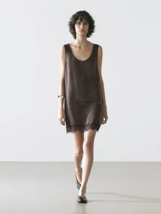 Kurzes, fließendes Kleid mit Spitzendetails