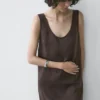 Kurzes, fließendes Kleid mit Spitzendetails Kurzes, fließendes Kleid mit Spitzendetails