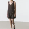 Kurzes, fließendes Kleid mit Spitzendetails Kurzes, fließendes Kleid mit Spitzendetails