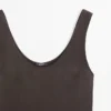 Kurzes, fließendes Kleid mit Spitzendetails Kurzes, fließendes Kleid mit Spitzendetails