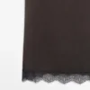 Kurzes, fließendes Kleid mit Spitzendetails Kurzes, fließendes Kleid mit Spitzendetails