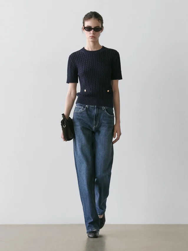 Kurzärmeliger Pullover aus geflochtenem Strick Kurzärmeliger Pullover aus geflochtenem Strick