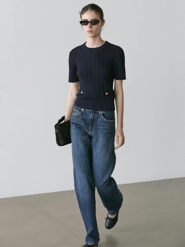 Kurzärmeliger Pullover aus geflochtenem Strick Kurzärmeliger Pullover aus geflochtenem Strick