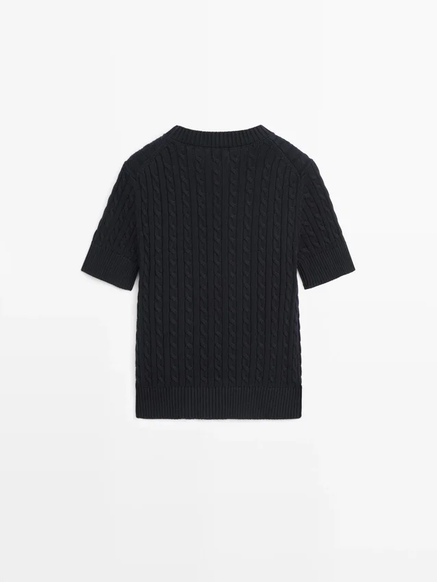 Kurzärmeliger Pullover aus geflochtenem Strick Kurzärmeliger Pullover aus geflochtenem Strick