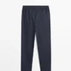 Kurzärmeliges Pyjama-Oberteil und gestreifte Hose Kurzärmeliges Pyjama-Oberteil und gestreifte Hose
