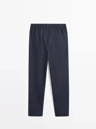 Kurzärmeliges Pyjama-Oberteil und gestreifte Hose