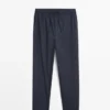 Kurzärmeliges Pyjama-Oberteil und gestreifte Hose Kurzärmeliges Pyjama-Oberteil und gestreifte Hose