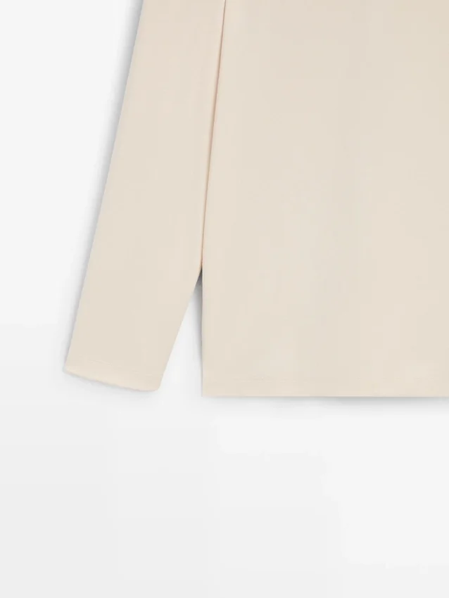 Langärmliges Poloshirt mit gerippten Details Langärmliges Poloshirt mit gerippten Details