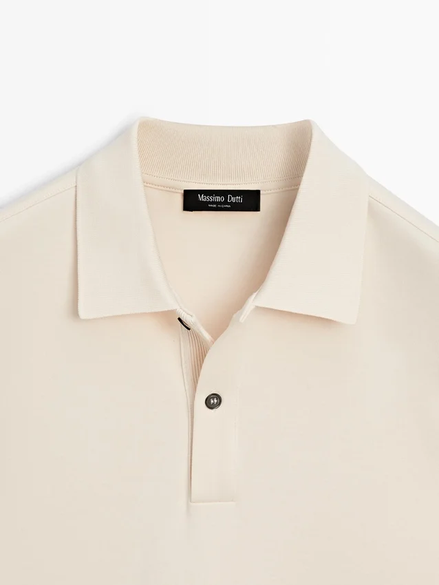 Langärmliges Poloshirt mit gerippten Details Langärmliges Poloshirt mit gerippten Details