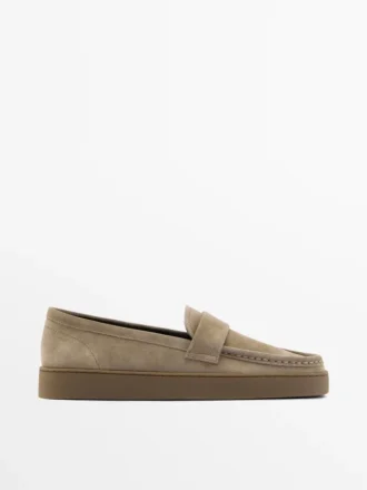 Loafer aus Spaltleder mit karamellfarbener Sohle