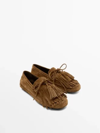 Loafer aus Spaltveloursleder mit Fransen und Quasten