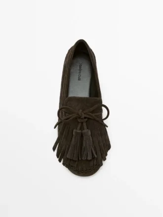 Loafer aus Spaltveloursleder mit Fransen und Quasten