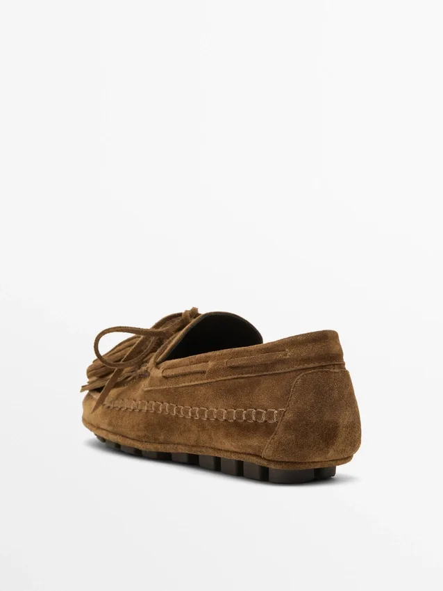 Loafer aus Spaltveloursleder mit Fransen und Quasten Loafer aus Spaltveloursleder mit Fransen und Quasten