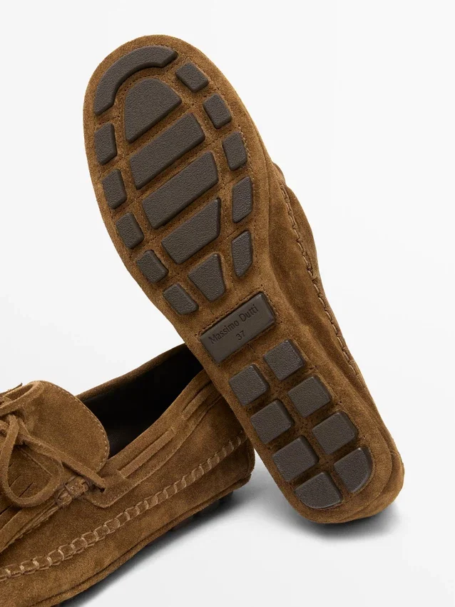 Loafer aus Spaltveloursleder mit Fransen und Quasten Loafer aus Spaltveloursleder mit Fransen und Quasten