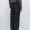 Locker sitzende Hose aus Wollmischung mit Abnähern