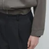Locker sitzende Hose aus Wollmischung mit Abnähern