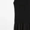 Midi-Kleider aus Strick mit kontrastierenden Details Midi-Kleider aus Strick mit kontrastierenden Details
