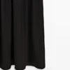 Midi-Kleider aus Strick mit kontrastierenden Details Midi-Kleider aus Strick mit kontrastierenden Details