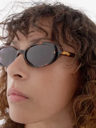 Mini-Sonnenbrille mit ovalen Gläsern im Schildpatt-Look Mini-Sonnenbrille mit ovalen Gläsern im Schildpatt-Look