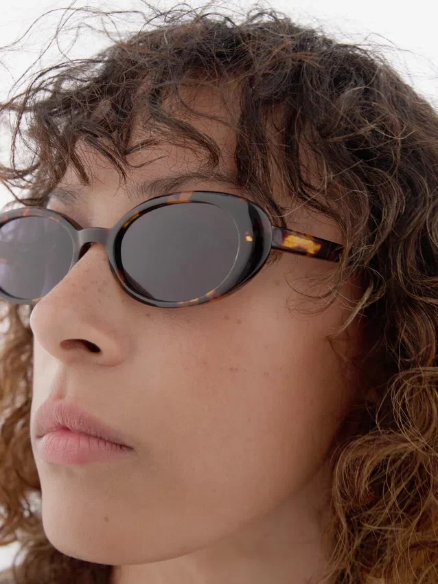 Mini-Sonnenbrille mit ovalen Gläsern im Schildpatt-Look Mini-Sonnenbrille mit ovalen Gläsern im Schildpatt-Look