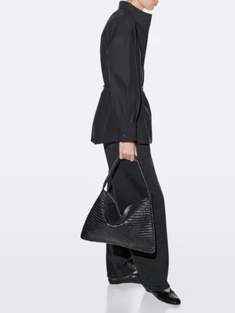 Mittelgroße Schultertasche aus geflochtenem Leder Mittelgroße Schultertasche aus geflochtenem Leder