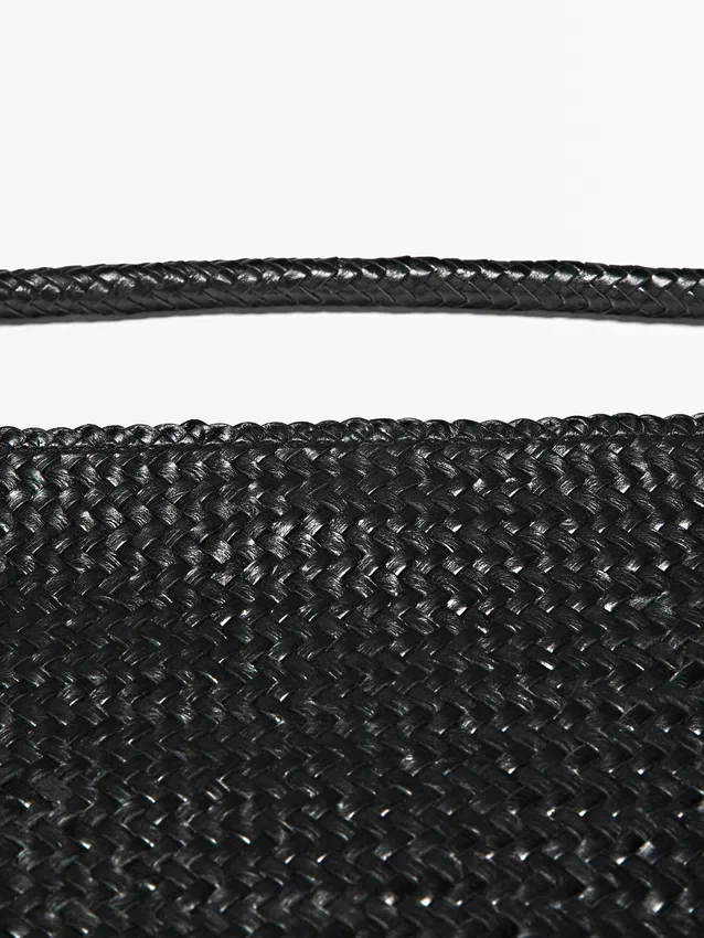 Mittelgroße Schultertasche aus geflochtenem Leder Mittelgroße Schultertasche aus geflochtenem Leder