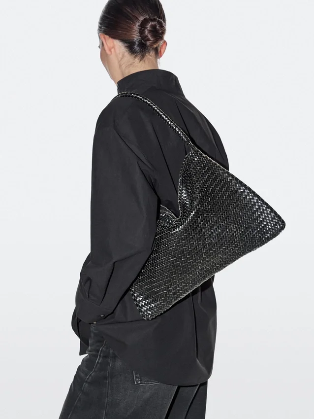 Mittelgroße Schultertasche aus geflochtenem Leder Mittelgroße Schultertasche aus geflochtenem Leder