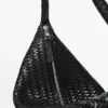 Mittelgroße Schultertasche aus geflochtenem Leder Mittelgroße Schultertasche aus geflochtenem Leder