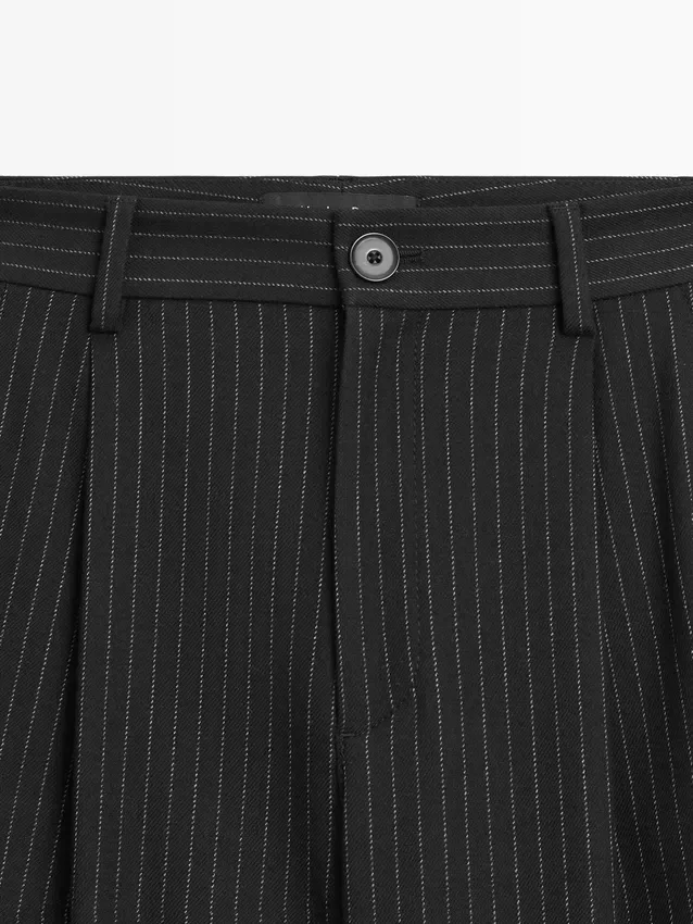 Nadelstreifen-Hose mit weitem Bein Nadelstreifen-Hose mit weitem Bein