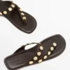 Sandalen aus Spaltleder mit Nieten Sandalen aus Spaltleder mit Nieten